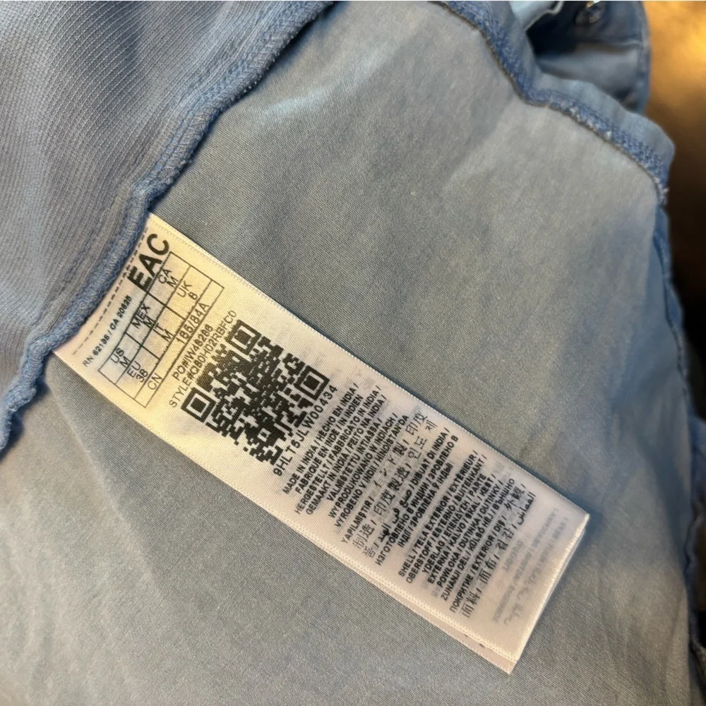 Guess women's long-sleeve blue denim button-up shirt size medium lightweight - Picture 5 of 5